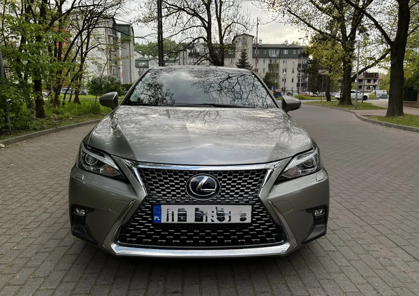Lexus CT cena 82900 przebieg: 82200, rok produkcji 2017 z Warszawa małe 56